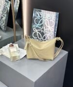 Size: 23x15.5x6.5cm