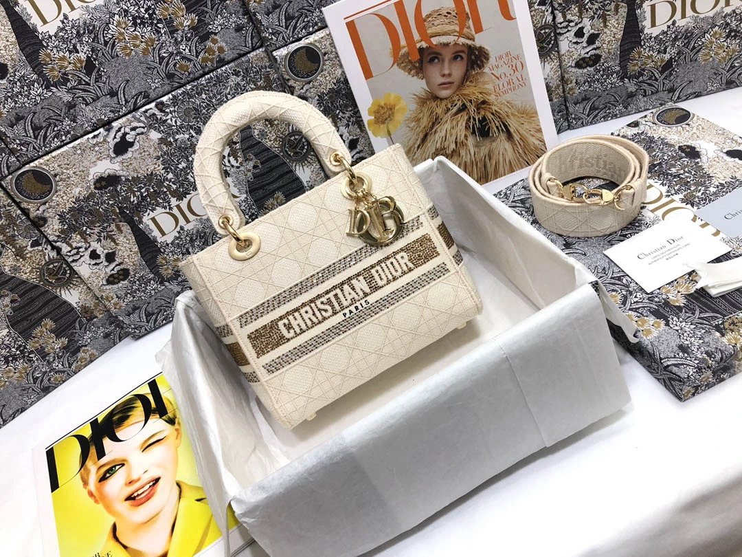 Lady Dior mini Size: 24x20x11 cm Model:M0565