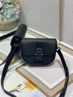 Gallop Messenger Bag Size: 20.5 x 16 x 5 cm Model: 033D