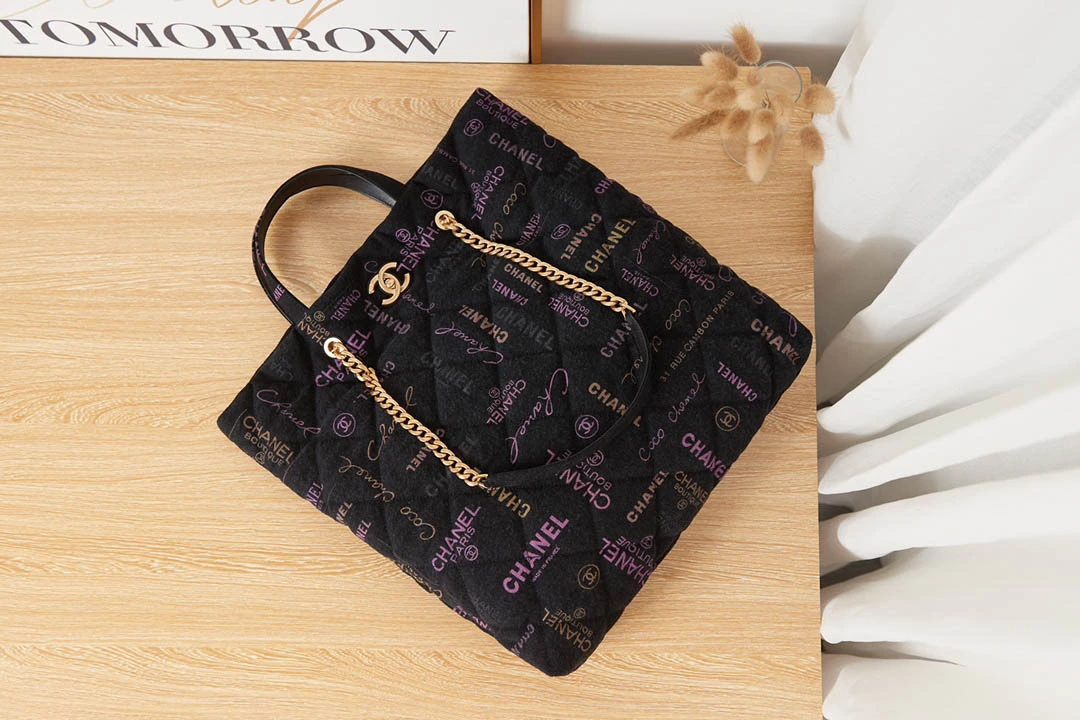CHANE size: 51x43x3cm