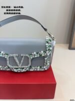 Valentino Garavani Locò Small Shoulder Bag In Laminated Calfskin With Jewel Logo - 图片 6