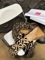 brown letter scarf - 图片 2