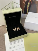 Two Butterfly Between the Finger ring - 图片 3
