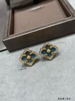 OPERA TULLE YELLOW GOLD BUTTON EARRINGS WITH BLUE ENAMELED ELEMENT