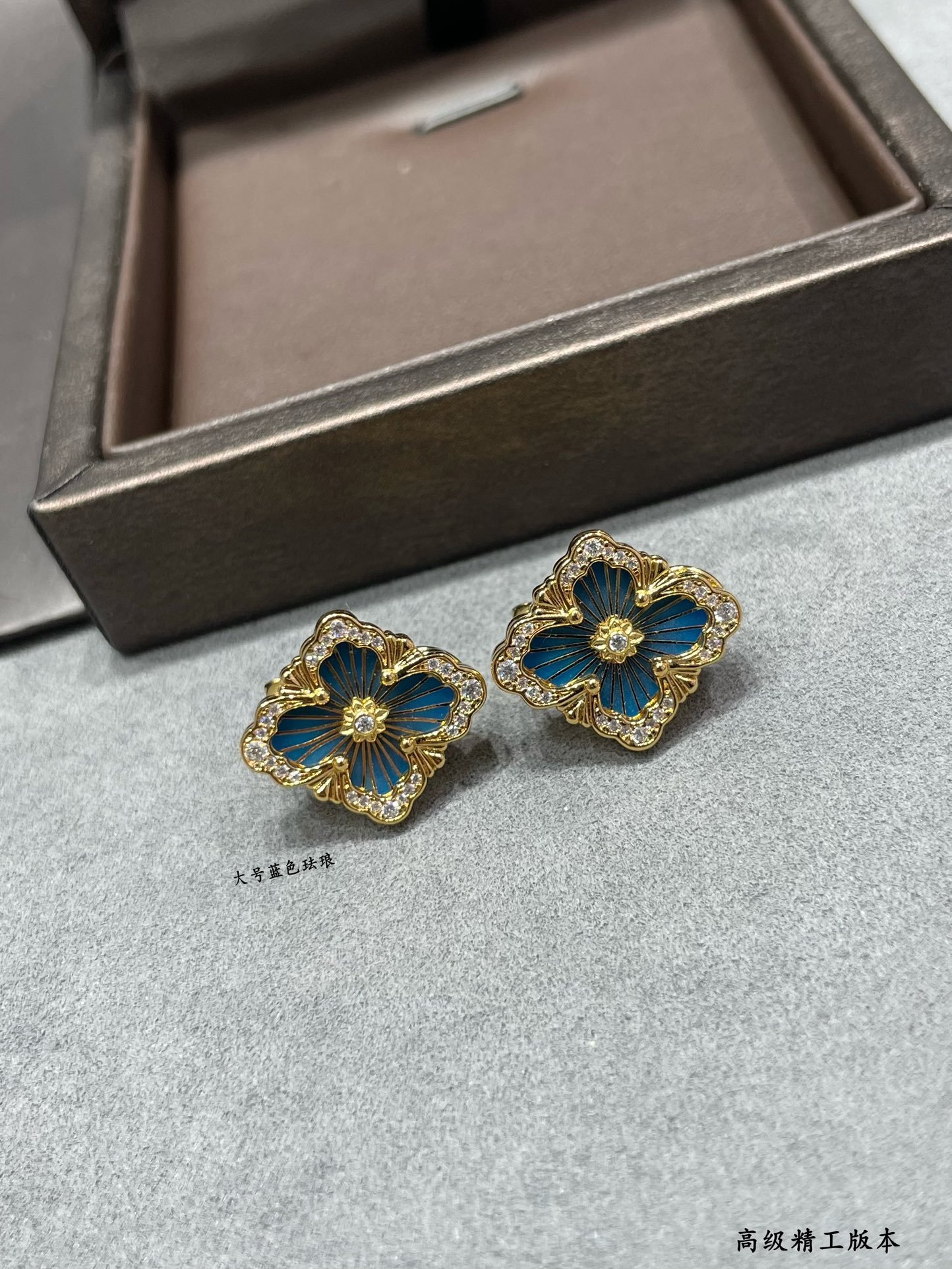 OPERA TULLE YELLOW GOLD BUTTON EARRINGS WITH BLUE ENAMELED ELEMENT