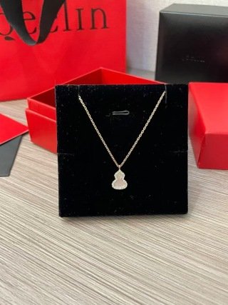 Wulu petite necklace in 18K rose gold set with mother-of-pearl and diamonds