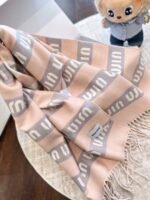 gray and pink scarf - 图片 2