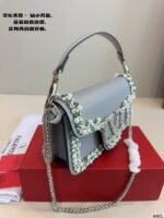 Valentino Garavani Locò Small Shoulder Bag In Laminated Calfskin With Jewel Logo - 图片 8