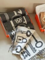 H Gray beige and black scarves - 图片 27