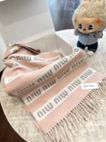 gray and pink scarf - 图片 11
