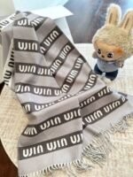 gray and white scarf - 图片 7