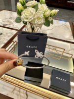 Butterfly Silhouette Open Diamond Bangle - 图片 9