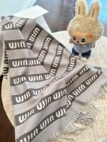 gray and white scarf - 图片 15