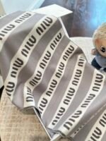 gray and white scarf - 图片 17