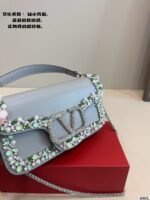 Valentino Garavani Locò Small Shoulder Bag In Laminated Calfskin With Jewel Logo - 图片 2