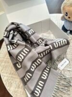 gray and white scarf - 图片 19