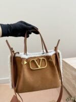 Valentino Suede Lambswool Tote Bag - 图片 9