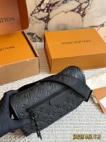 LV PULSE Black Knight Messenger Bag - 图片 5