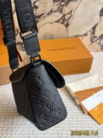 LV PULSE Black Knight Messenger Bag - 图片 6