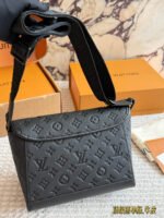 LV PULSE Black Knight Messenger Bag - 图片 2