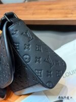 LV PULSE Black Knight Messenger Bag - 图片 4