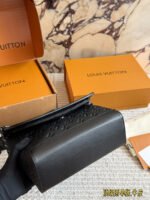 LV PULSE Black Knight Messenger Bag - 图片 4
